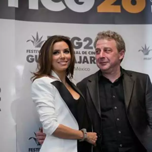 La actriz Eva Longoria y el director U. Roberto Romano,director del documental The Harvest hablan durante la conferencia de prensa en el Teatro Diana