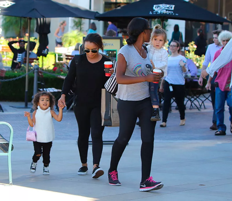 La próxima "big sister" fue vista junto a sus nanas en California luciendo su melena en todo su esplendor, cualidad física que la distingue de las Kardashian.