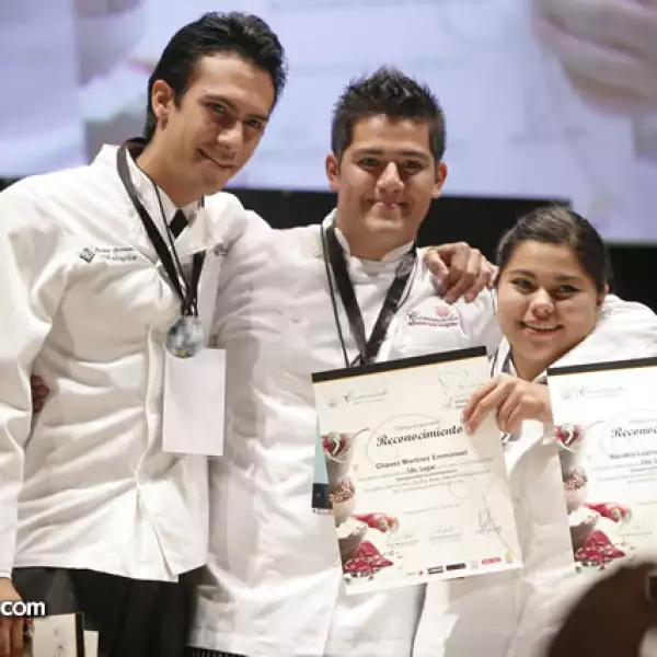 Alumnos ganadores del segundo lugar de la Cuarta Copa Estudiantil Vanguardia Gastronómica