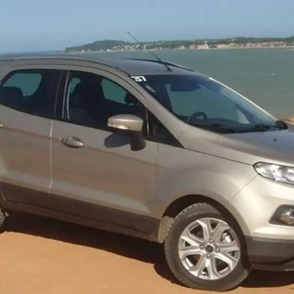 Destacan sus faros delanteros ubicados de forma oblicua, una prominente parrilla octogonal y un parabrisas más inclinado.