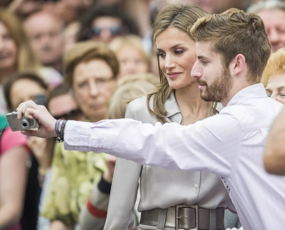 ¿Selfie? ¡Por qué no! Letizia no se negó a la petición de uno de los presentes al evento en el Conservatorio Superior de Música de Asturias.