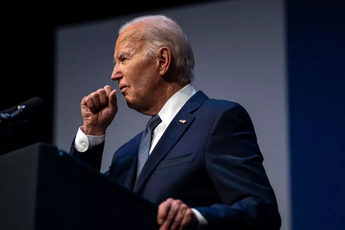 Esta foto tomada el 16 de julio de 2024 muestra al presidente de los Estados Unidos, Joe Biden, aclarándose la garganta mientras habla sobre economía durante la Cumbre Vote To Live Properity en el College of Southern Nevada en Las Vegas, Nevada. El presidente de los Estados Unidos, Joe Biden, dio positivo por Covid con síntomas leves el 17 de julio, poco después de ceder, consideraría retirar su candidatura a la reelección si los médicos le diagnosticaban una condición médica grave.