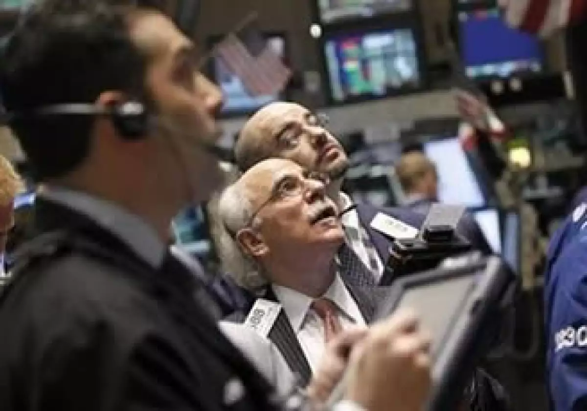 Los mercados accionarios se vieron afectados tras conocerse la decisión de Standard & Poor’s. (Archivo)