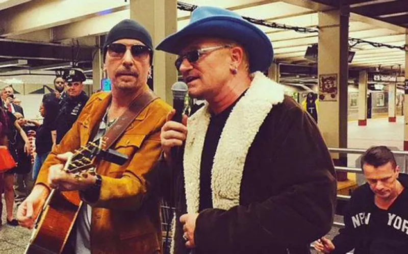 La banda irlandesa sorprendió a los viajeros al interpretar de manera improvisada 'Angel of Harlem' y 'Beautiful Day'.