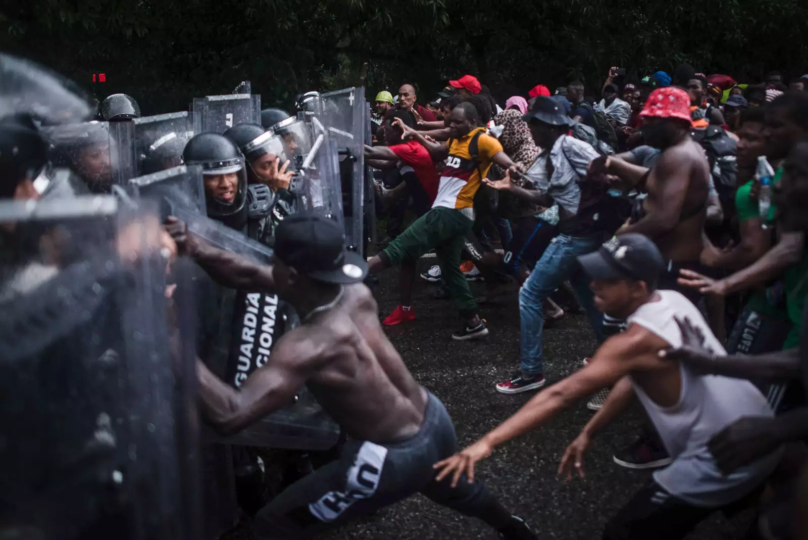 Un grupo de aproximadamente 400 migrantes, provenientes en su mayoría de Honduras, Venezuela, El Salvador y Haití, quienes improvisaron una caravana con rumbo al norte del continente, se enfrentaron con elementos de la Guardia Nacional y Migración, est