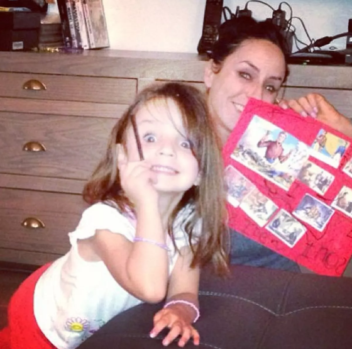 Inés y su pequeña presumiendo su primera tarea escolar.
