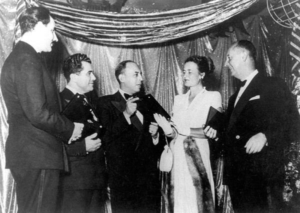 Foto: Ferragamo, Salvatore Ferragamo (segundo de izquierda a derecha) recibe el premio Meiman Marcus "Oscar de la moda" en 1947 junto con Christian Dior (extrema derecha)