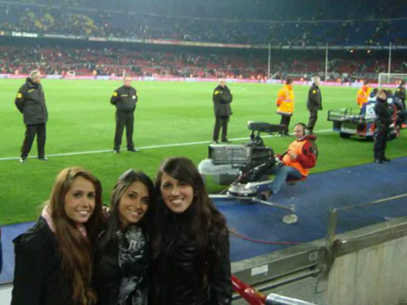 Con sus amigas, en el estadio en que Messi se encumbra cada 15 días.