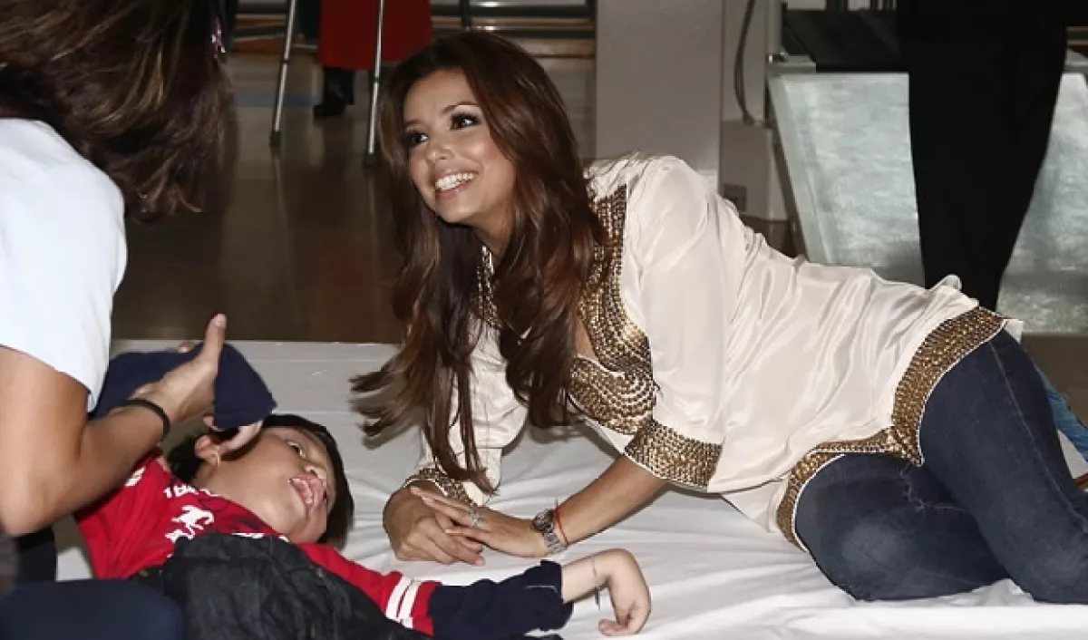 Longoria hizo su recorrido por las instalaciones de la institución a la que prometió volver muy pronto.