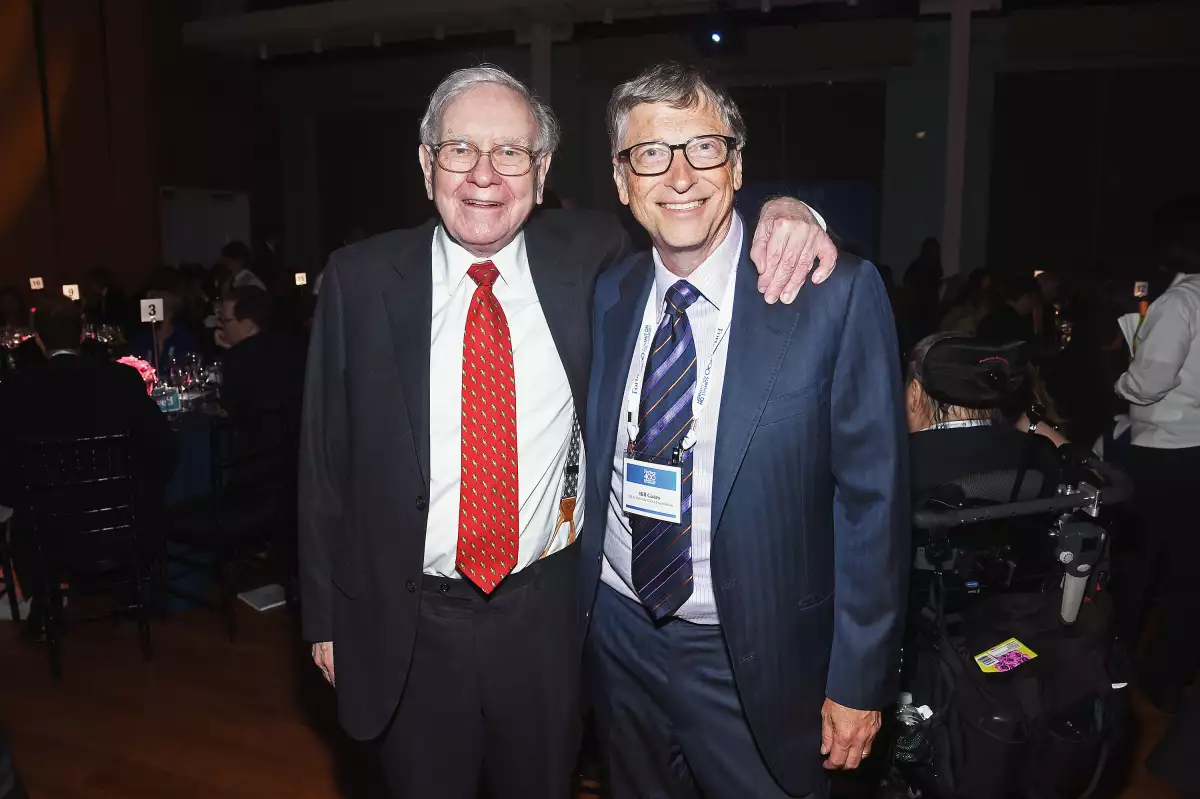 Heladeros por un día! Bill Gates y Warren Buffett atienden esta famosa  tienda