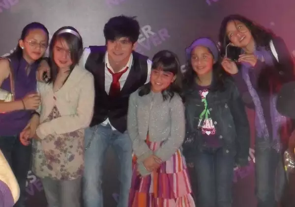 Eleazar Gómez fue el anfitrión de esta alfombra morada y convivió con los fans de Justin Bieber.