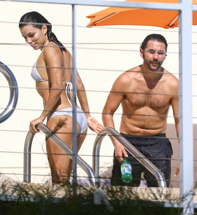 La actriz y el directivo de Televisa se dejan ver en traje de baño y pasan un día descansando en la playa.