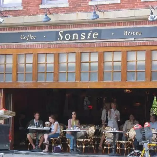 El Sonsie, en Boston, es un restaurante pintoresco y amigable que le encanta a alguien con las mismas características: Katie Holmes.