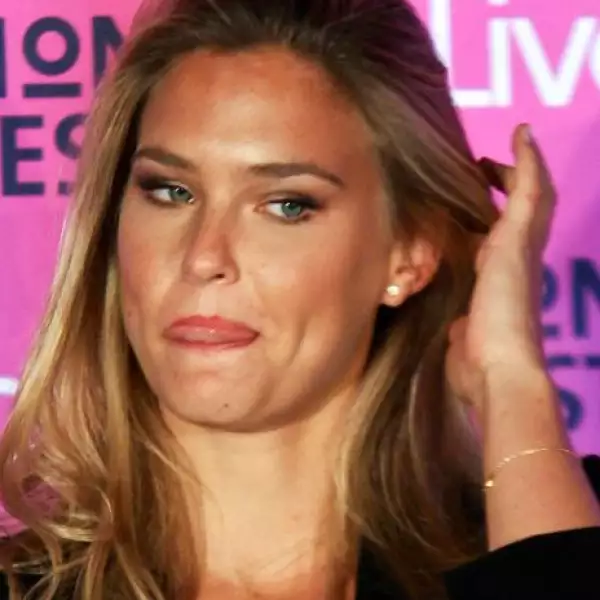 Bar Refaeli Caras y Gestos 1