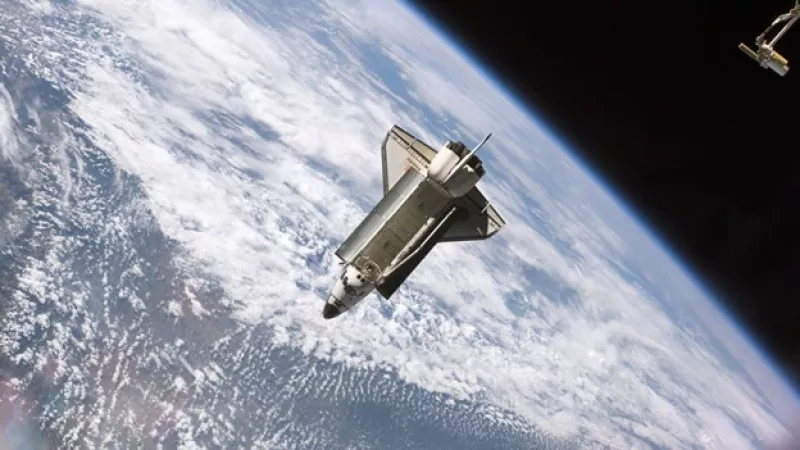 transbordador atlantis en el espacio