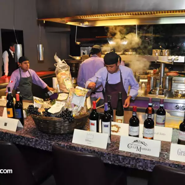 Un aspecto de la cocina y algunos vinos de la degustación.