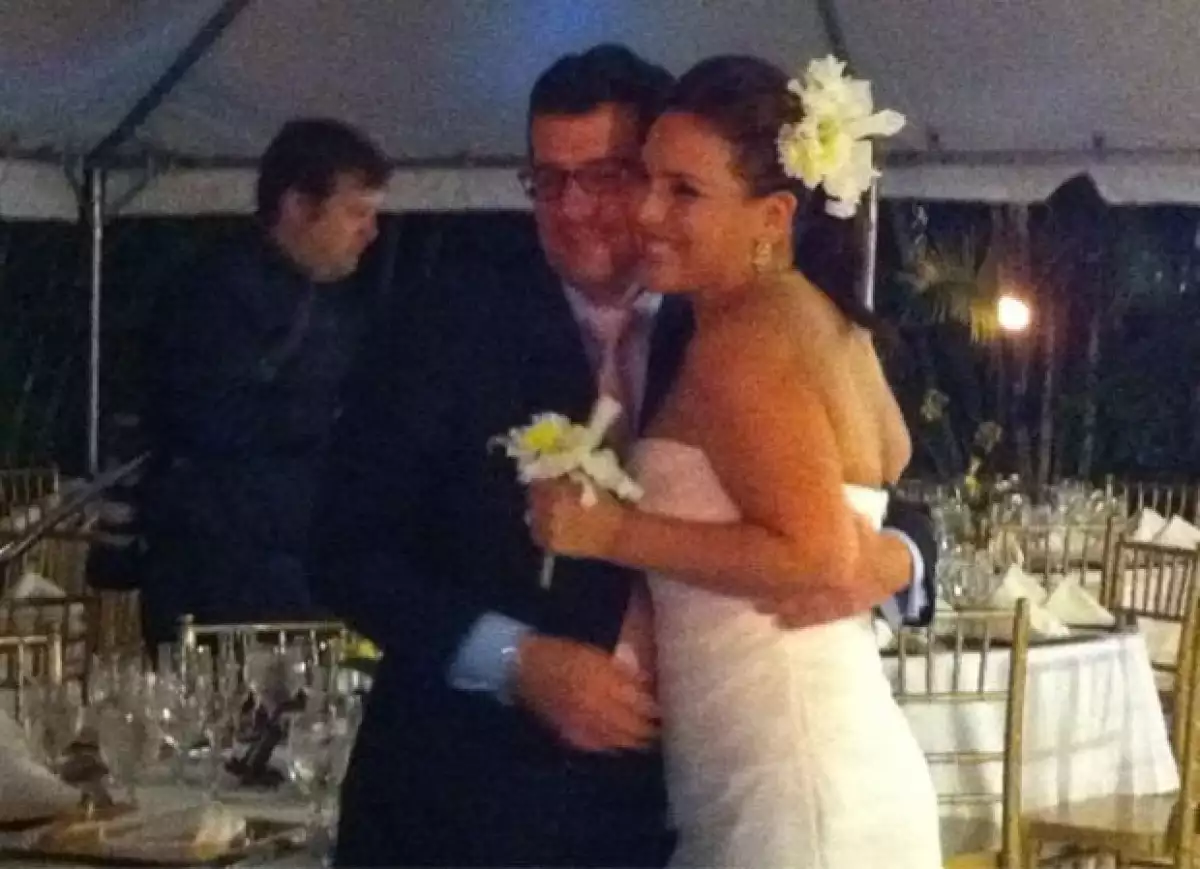 La actriz vistió de manera sencilla un vestido y rebozo blanco con un tocado blanco de flores, mientras que él lució un traje oscuro, camisa azul y una corbata blanca.