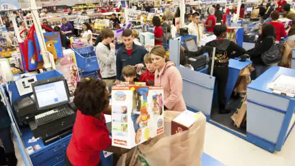 En Fayetteville, Carolina del Norte, la policía busca a 2 sospechosos después de que se produjo un tiroteo este viernes por la mañana en el Centro Comercial Cross Creek.