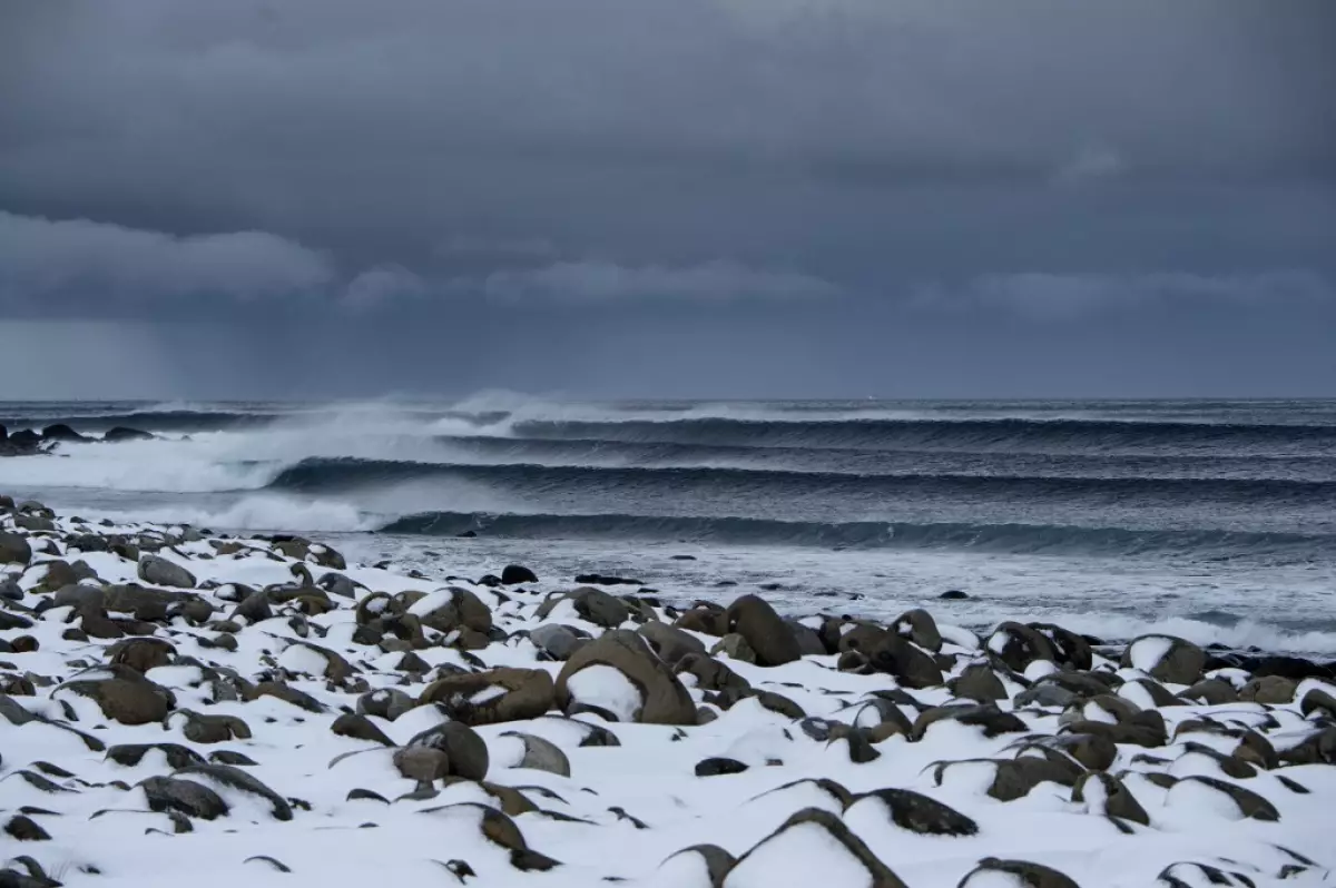  Fotografía del oleaje en la playa nevada de Unstad, Noruega, en la isla de Lofoten, Círculo Polar Ártico, el 9 de marzo de 2016.