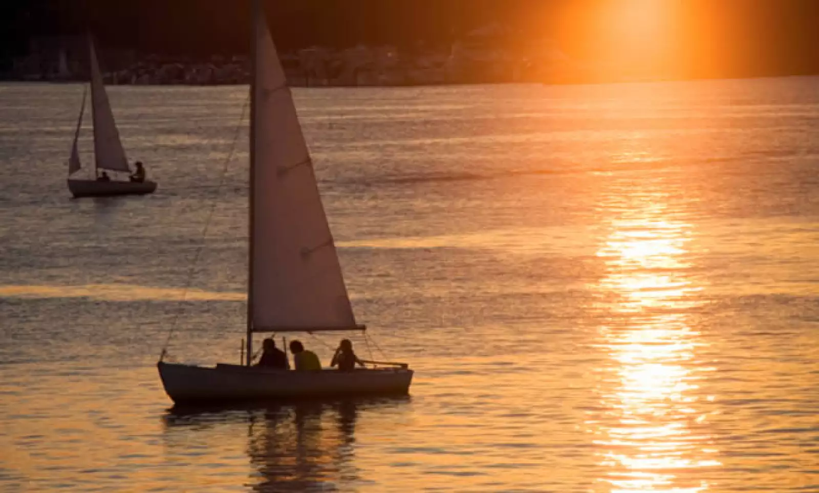 Familias de Boston tienen su propio velero con lo cual terminan de una gran manera el día.