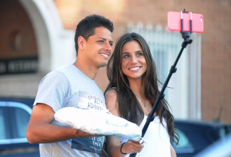 Sorprendieron a la enamorada pareja tomándose fotos con un selfie stick y en Instagram explicaron lo importante que es para ellos captar los momentos en los que se demuestran cariño.