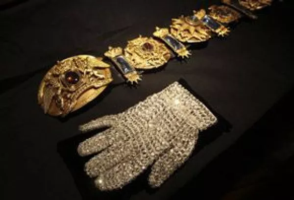 Las prendas, que tienen incrustaciones de cristal, estarán en exhibición durante esta semana en la conocida zona del Times Square, como preámbulo de la subasta de algunas de sus pertenencias.