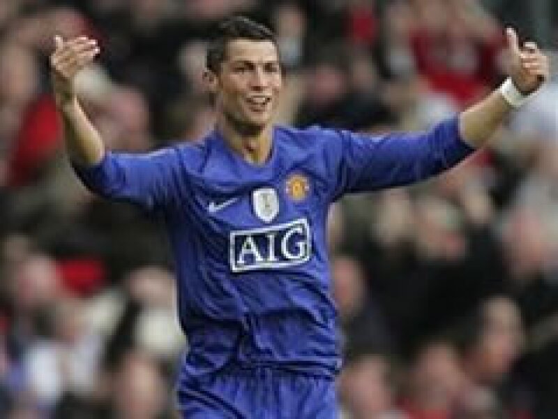 Cristinao Ronaldo completaría al equipo Real Madrid que recientemente adquirió al brasileño Kaká. (Foto: Reuters)