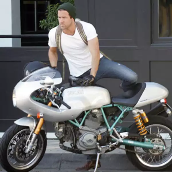 El protagonista de Linterna Verde, Ryan Reynolds ?quien por cierto también es ex de la sexy Scarlett Johansson-, no sale sin su moto, vive en Los Ángeles.