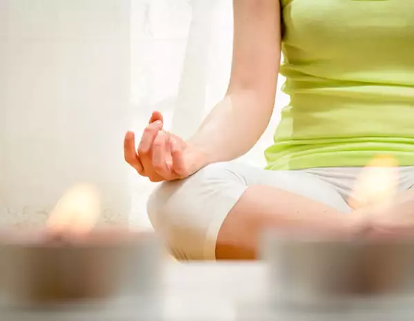 Meditar antes de dormir también es una excelente opción para relajarte y conciliar el sueño.