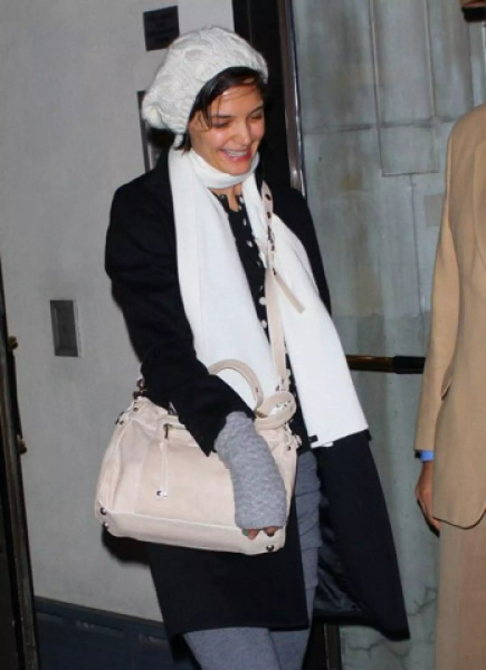 Katie Holmes sale de su departamento para asistir al set de grabacion de la película The Extra Man, en Manhattan, Nueva York.