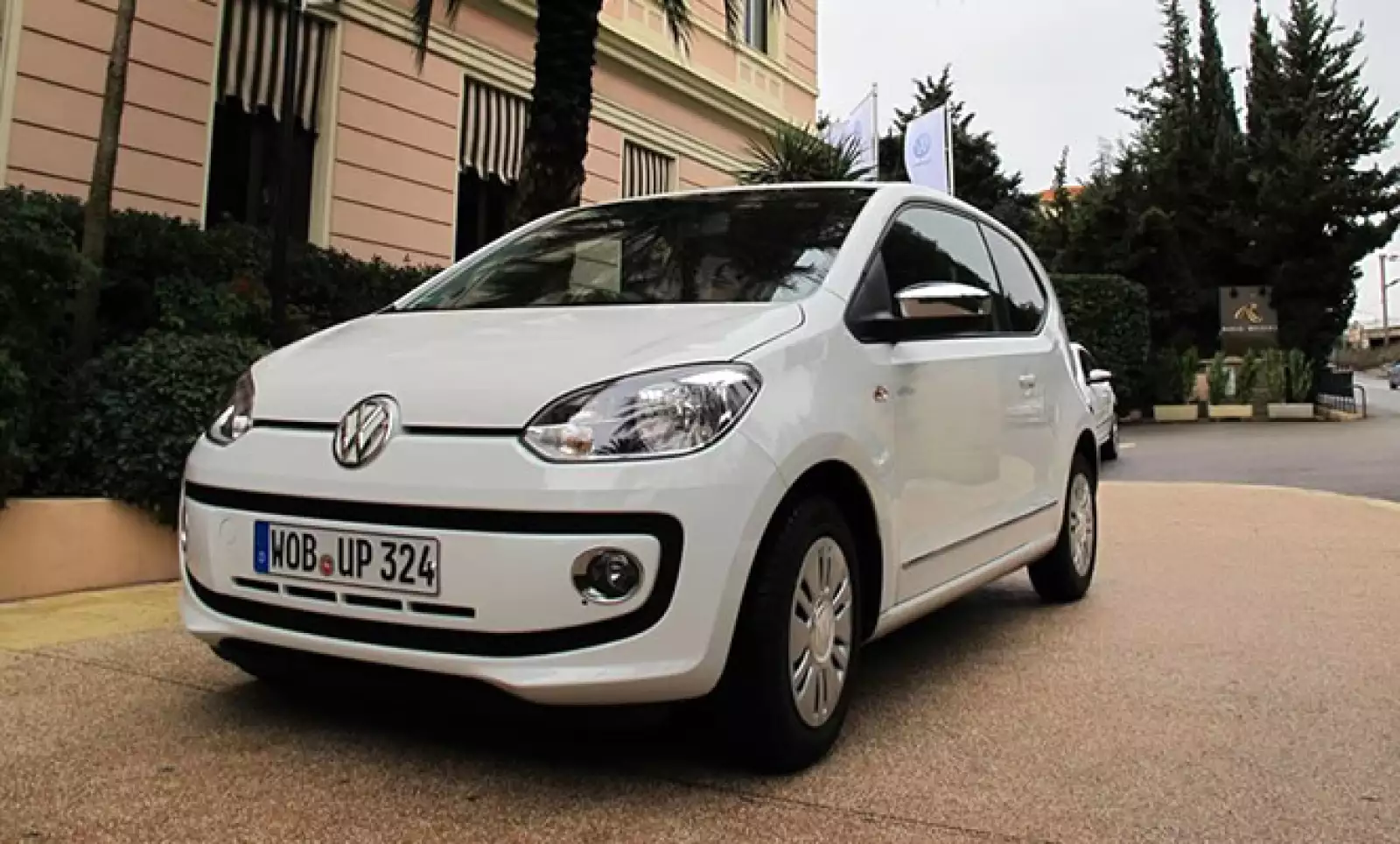 El fabricante alemán introduce al mercado a su modelo up! (sí, con minúsculas y signo de admiración al final), que debutó como vehículo de producción en el pasado Salón del Automóvil de Frankfurt 2011.