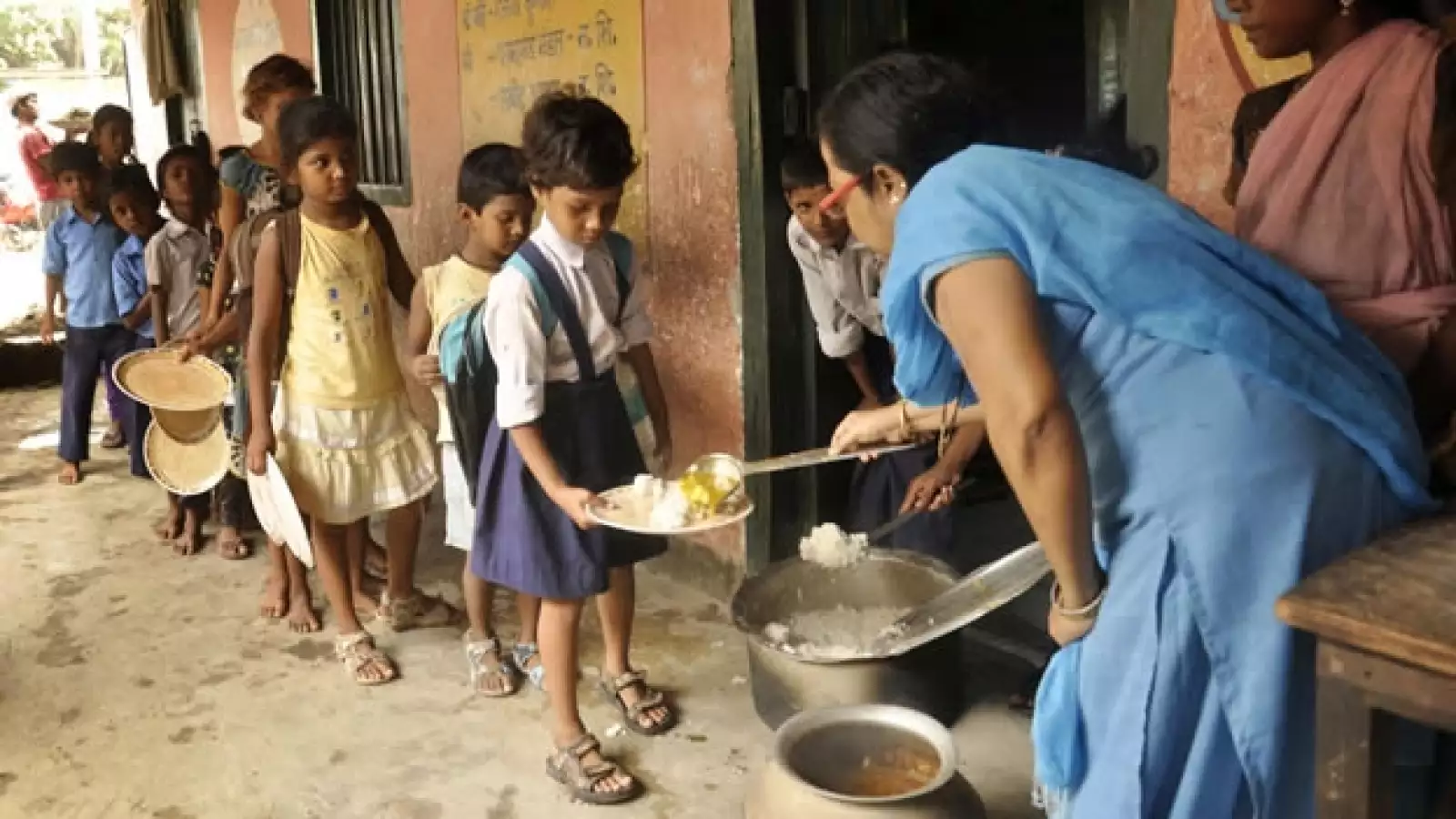 Niños intoxicados por comida en India