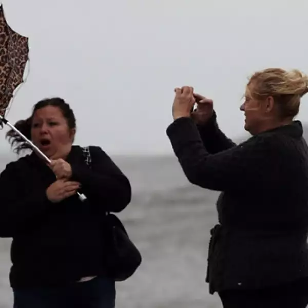 lisa celluci (izquierda) sostiene sus paraguas mientras su amiga kim vo la ve