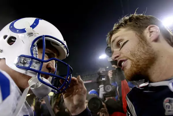 Foto de Peyton Manning (con casco de los Colts) de frente a Tom Brady (jugador de los Patriots).
