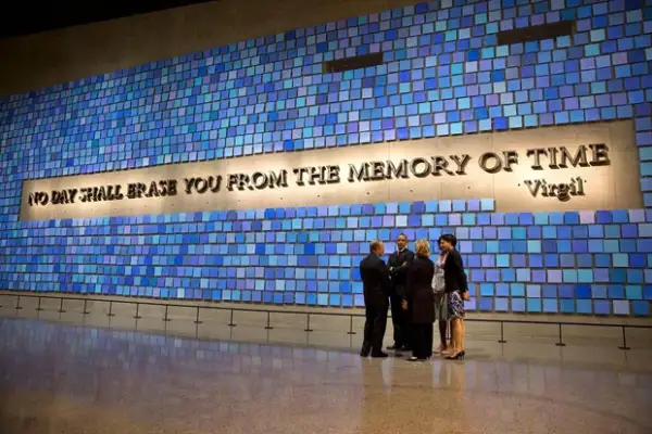 `América perdura´ tuiteó Obama junto a esta imagen del memorial que se encuentra en el lugar de los atentados que dice: `Ningún día se puede borrar de la memoria del tiempo´.