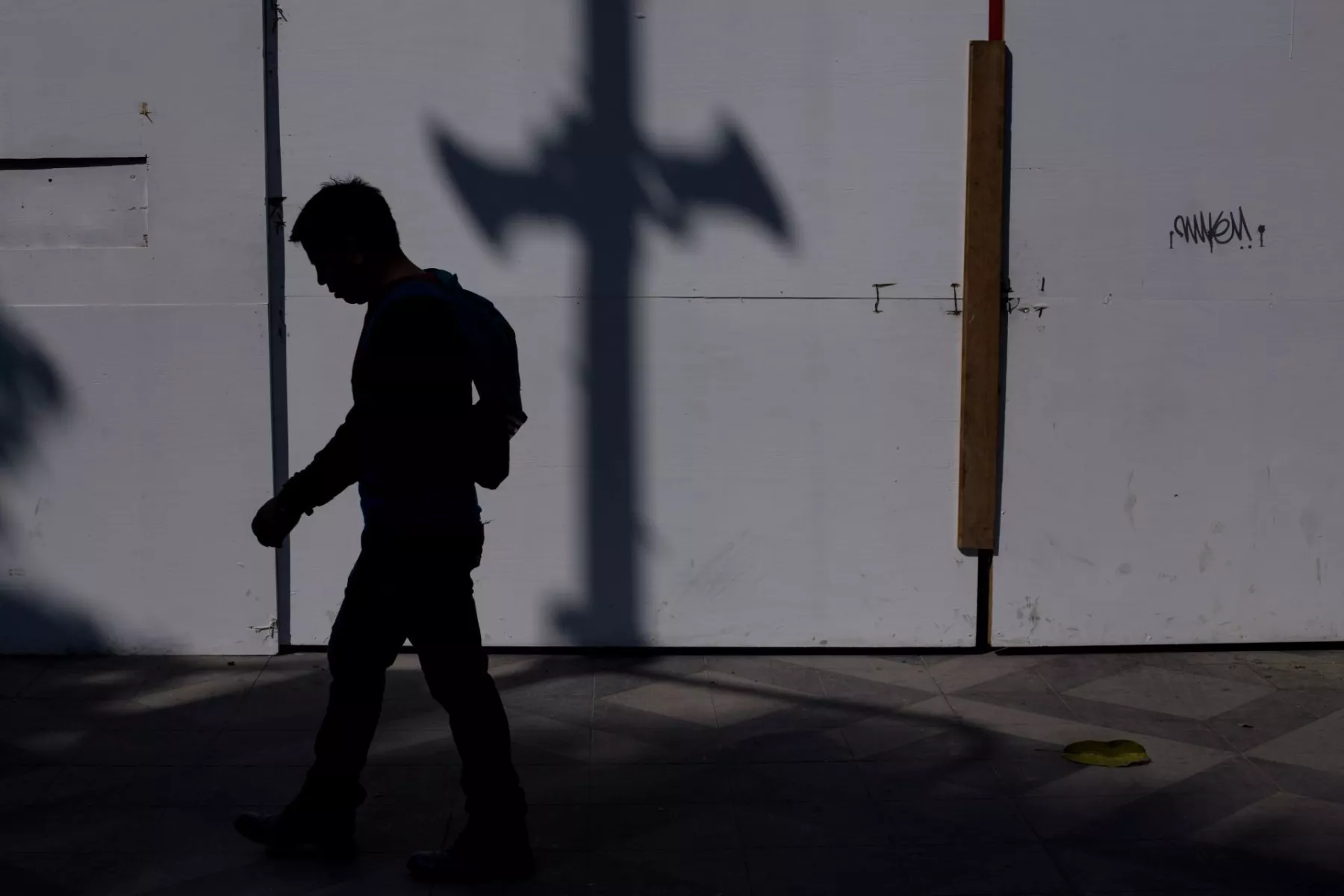CIUDAD DE MÉXICO, 19DICIEMBRE2017.- Sombras de un poste del C5 con alertas sismicas y de auxilio sobre la calle de Genova. 
FOTO: ADOLFO VLADIMIR /CUARTOSCURO.COM
