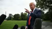 El presidente de los Estados Unidos, Donald Trump, habla con la prensa antes de abordar Marine One en el césped sur de la Casa Blanca en Washington, DC, el 1 de agosto de 2025. Trump viaja a Nueva Jersey para pasar el fin de semana en su residencia en Bedminster.