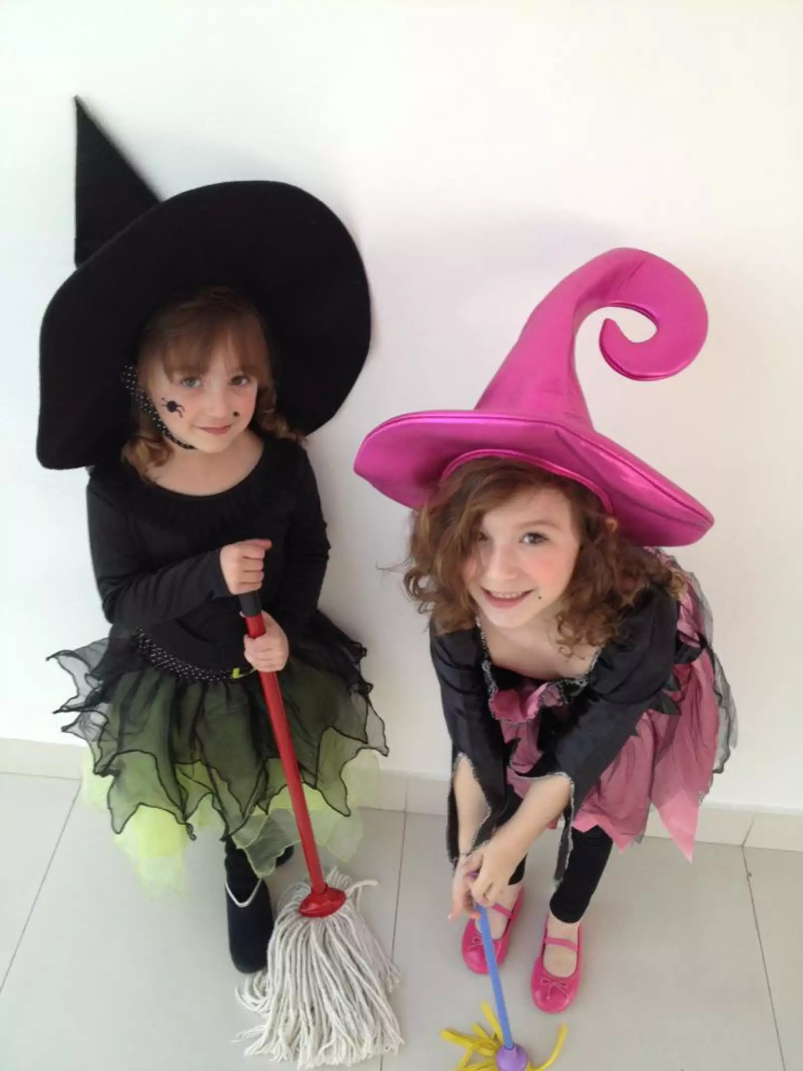 Mía y su hermana menor disfrutan cuando su mamá las disfraza.