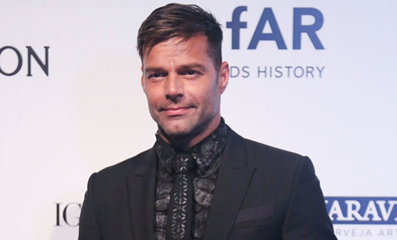 El cantante se hizo presente en la gala amfAR en Brasil.