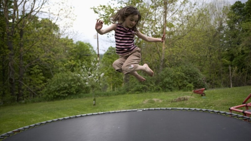 trampolin salto saltar niños riesgo accidente caida