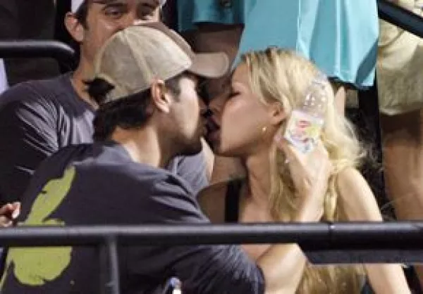 A la pareja no le importó que la gente los viera besándose.