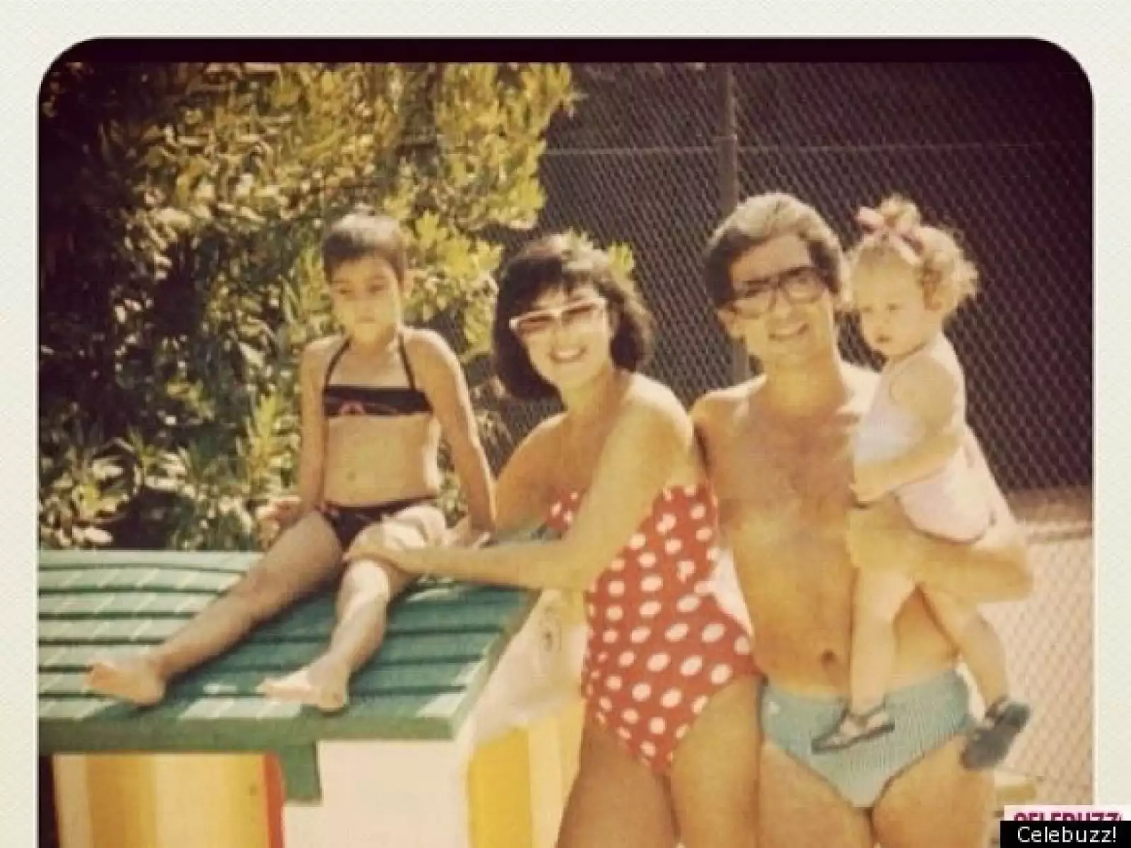 Kourtney, Kris Jenner, Rob George Kardashian y Khloé cuando era muy pequeña.