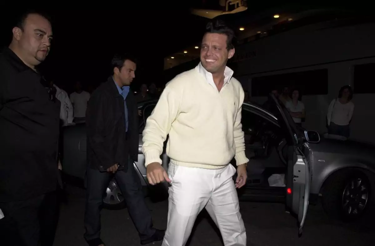 LUIS MIGUEL IN MARBELLA, SPAIN - 2001