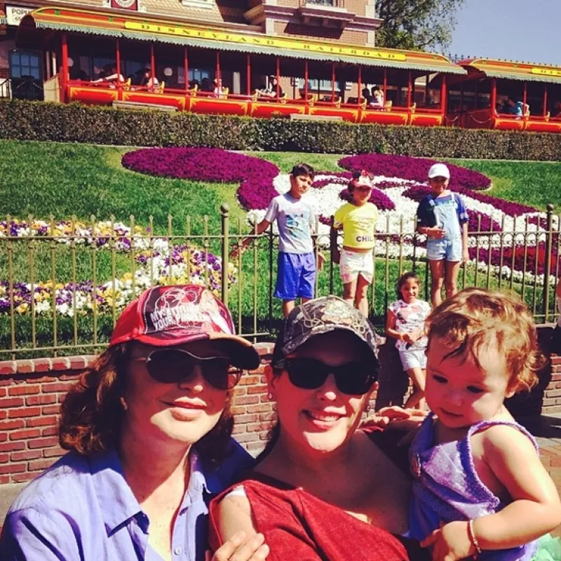 Este puente fue aprovechado por varios famosos para hacer cosas extraordinarias; fue el caso de Angélica Vale, quien viajó a Disneyland con su hija, madre, esposo y hasta el bebé que viene en camino.