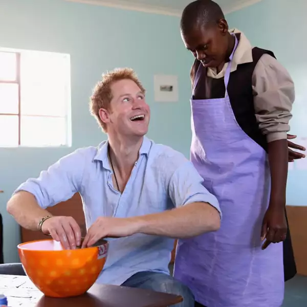 Además de filántropo y militar, Harry parece ser un experto en la cocina.