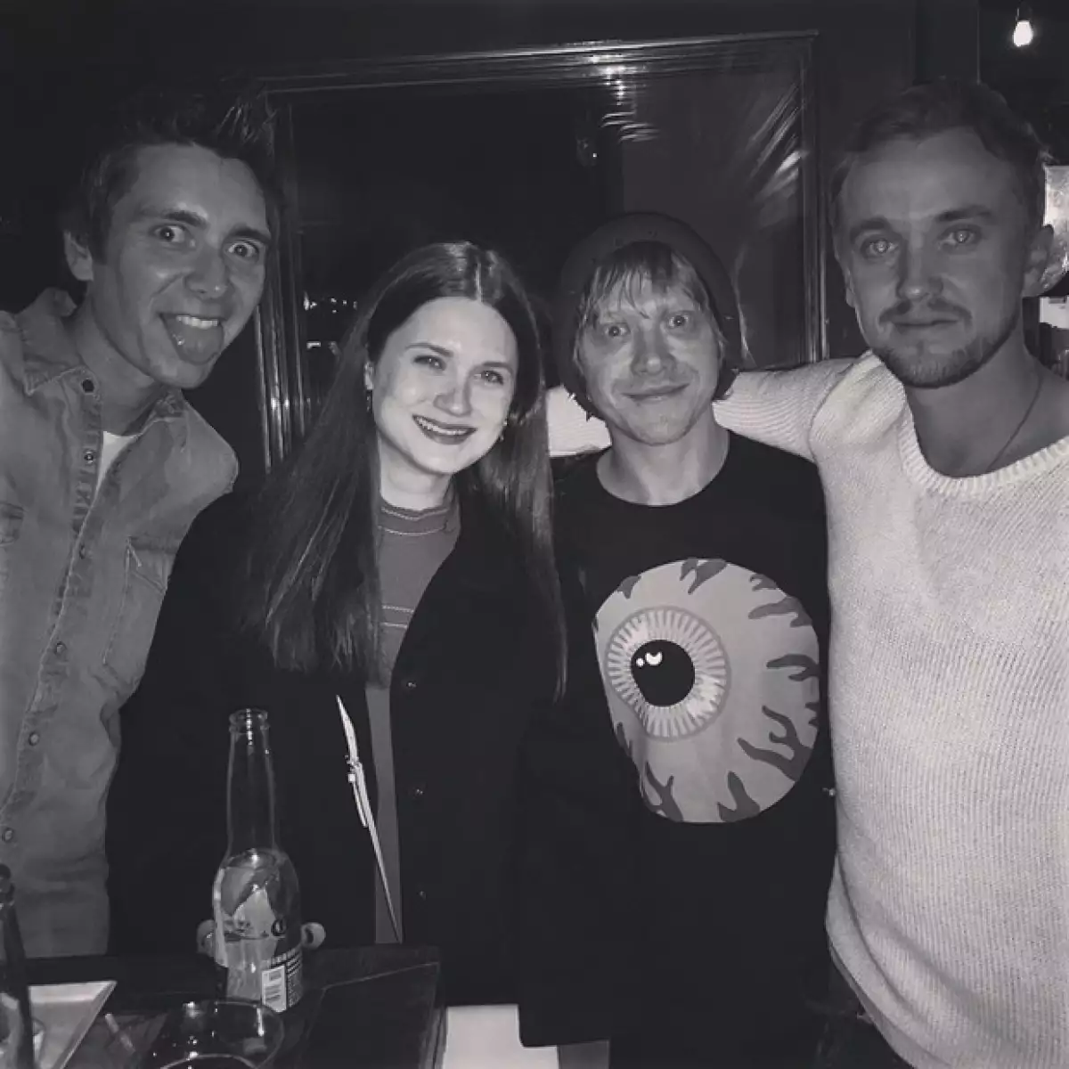 Bonnie Wright, mejor conocida como Ginny Weasley, la tímida novia de Harry Potter publicó esta imagen al lado de sus amigos actores en su Instagram.