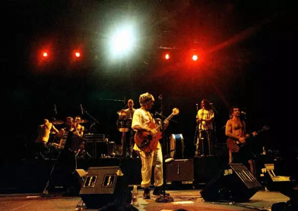Manu Chao se presentó en concierto gratuito en la explanada del zócalo capitalino.