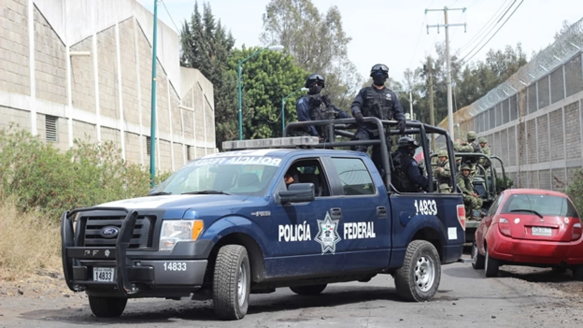 Elementos de las fuerzas federales vigilan las calles de Apatzingán, Michoacán