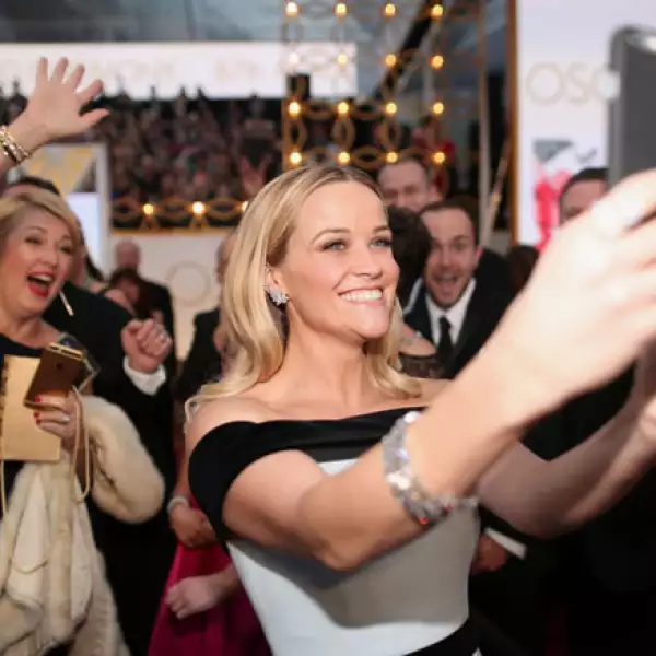 Reese Witherspoon haciendo una selfie en la red carpet del Oscar.