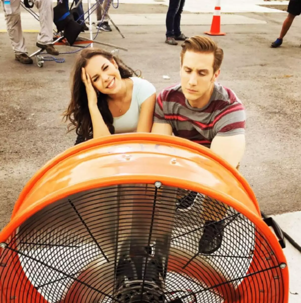 La actriz ha publicado lindos mensajes dedicados a su compañero de set, lo que ha despertado las ganas de algunos de sus seguidores de verlos como pareja.